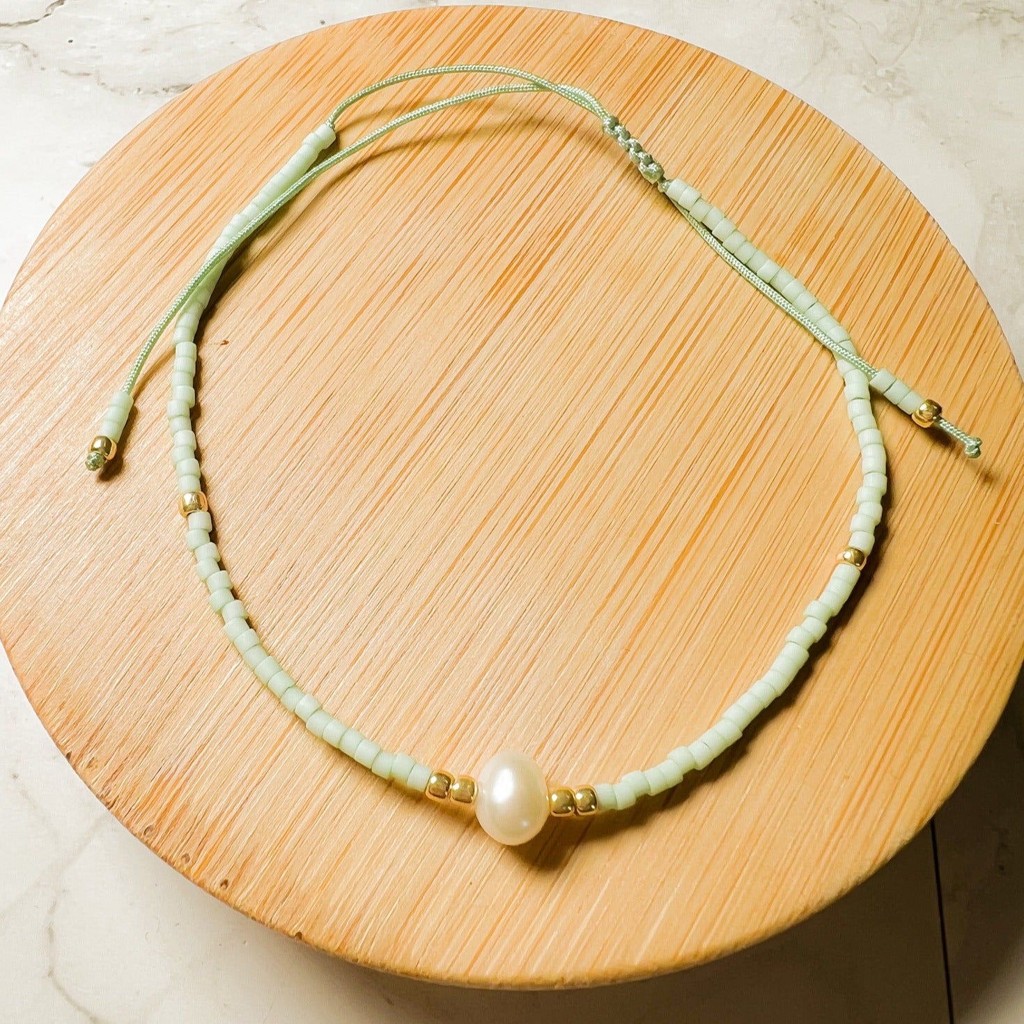 Perla: Pearl and Miyuki Seed Bead Thread Bracelet